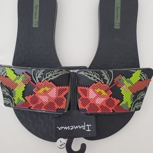 IPANEMA 77 Women's "Nectar" Black Slide Sandals Size 7 only worn 1 time.